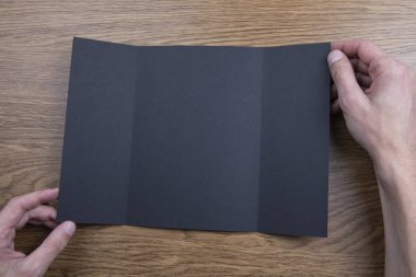 Siyah kitapçık holding Mens eller