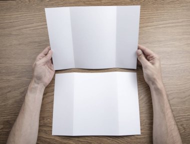 Mens beyaz kitapçık tutan eller