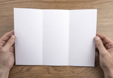 Mens beyaz kitapçık tutan eller
