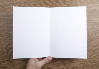 Mens beyaz kitapçık tutan eller