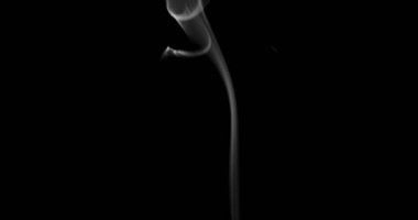 Sigara arkaplanı. Beyaz duman siyah arkaplan üzerinde uzayda yüzüyor