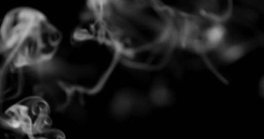 Sigara arkaplanı. Beyaz duman siyah arkaplan üzerinde uzayda yüzüyor