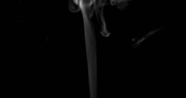 Sigara arkaplanı. Beyaz duman siyah arkaplan üzerinde uzayda yüzüyor