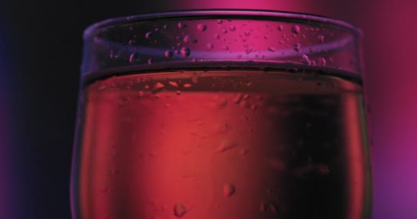 Kall Ljus Ett Glas Med Vattendroppar Hantverksöl Nära Upp Rotation — Stockvideo