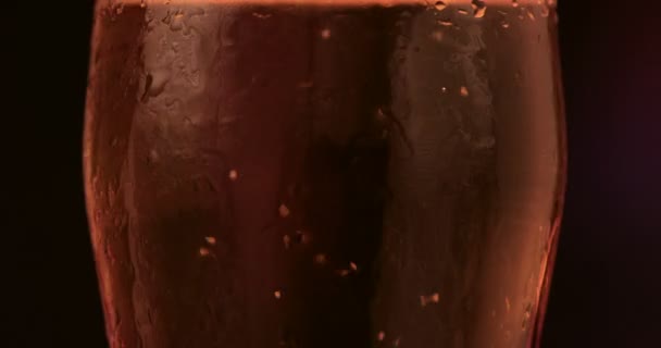 Studené Světlo Pivo Sklenici Kapkami Vody Craft Beer Zavřít Nahoru — Stock video