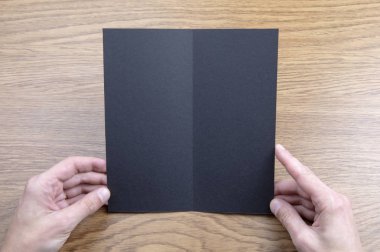 Siyah kitapçık holding Mens eller