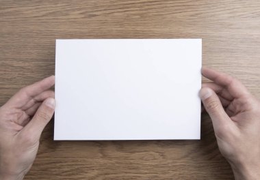 Boş beyaz antetli holding Mens eller 