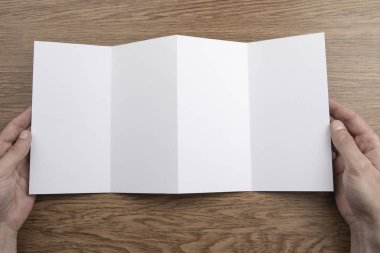 Mens beyaz kitapçık tutan eller