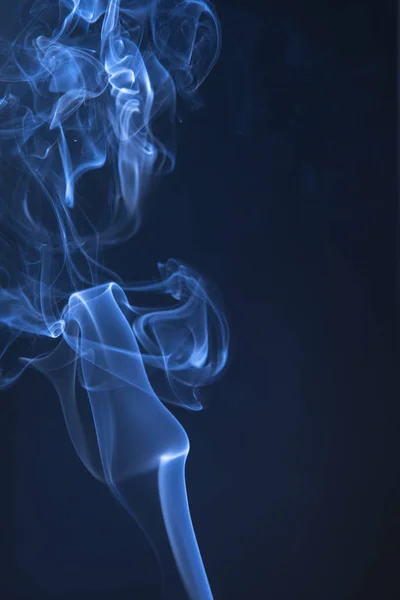 Abstraktní modré kouřové spirály — Stock fotografie