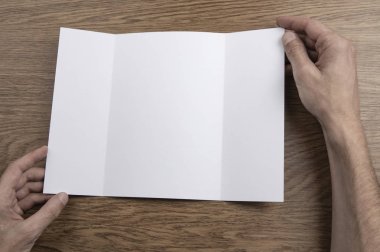 Mens beyaz kitapçık tutan eller