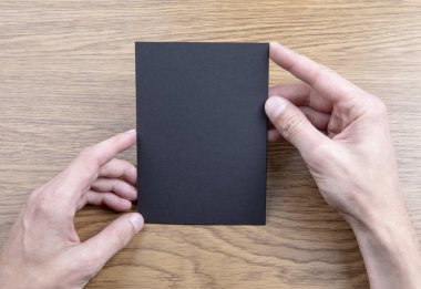 Siyah kitapçık holding Mens eller