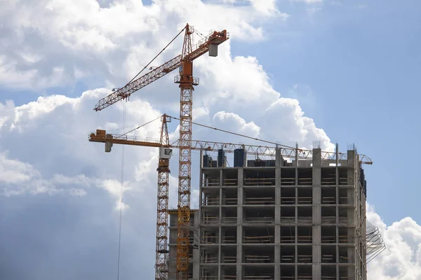 İnşaat alanında bir vinç var.