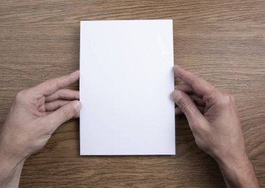 Boş beyaz antetli holding Mens eller 