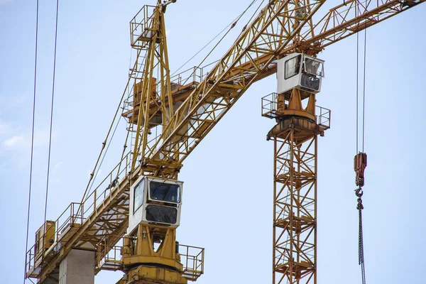 İnşaat alanında bir vinç var.