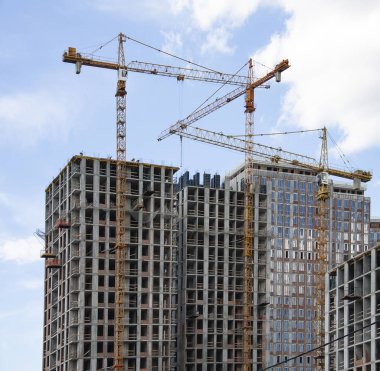 İnşaat alanında bir vinç var.