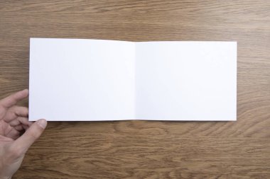 Mens beyaz kitapçık tutan eller