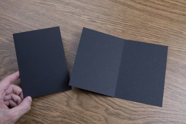 Siyah kitapçık holding Mens eller