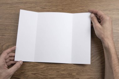 Mens beyaz kitapçık tutan eller