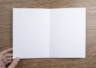Mens beyaz kitapçık tutan eller