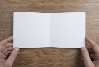 Mens beyaz kitapçık tutan eller
