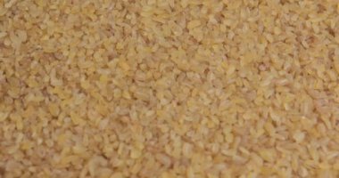Bulgur taneleri dönen kapatın. Görüntüleri harika yemek, sağlık beslenme, restoranlar ve çok daha fazlası ile ilgili herhangi bir video için çalışacak
