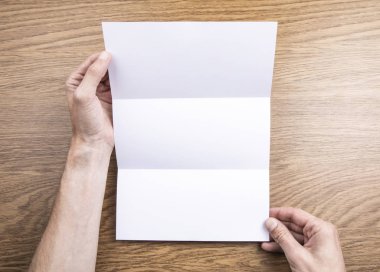 Mens beyaz kitapçık tutan eller