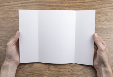 Mens beyaz kitapçık tutan eller