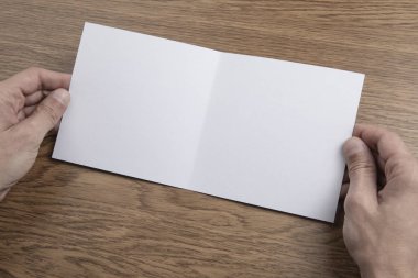 Mens beyaz kitapçık tutan eller