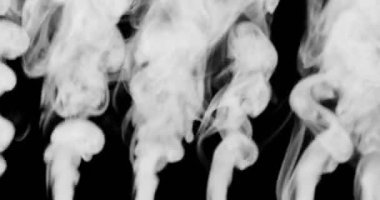 Sigara arkaplanı. Beyaz duman siyah arkaplan üzerinde uzayda yüzüyor