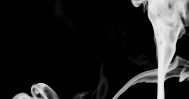 Sigara arkaplanı. Beyaz duman siyah arkaplan üzerinde uzayda yüzüyor