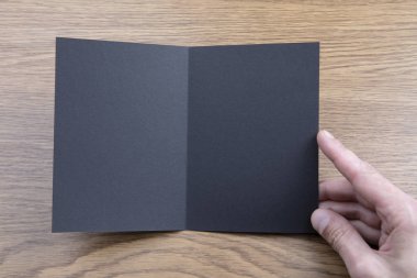 Siyah kitapçık holding Mens eller