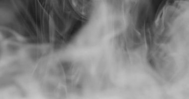 Sigara arkaplanı. Beyaz duman siyah arkaplan üzerinde uzayda yüzüyor