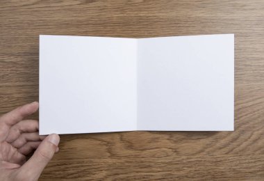 Mens beyaz kitapçık tutan eller