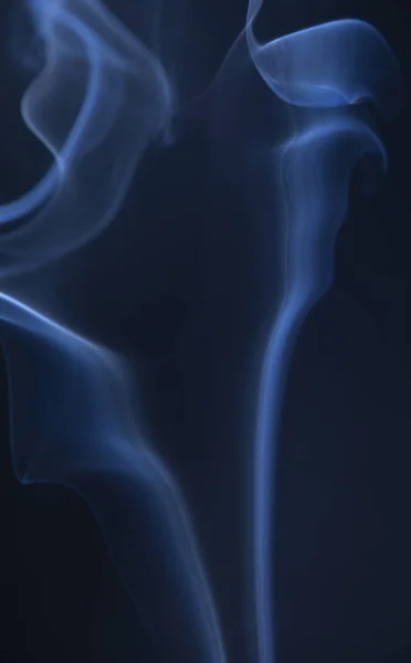 Абстрактный Синий Дым Закручивается Тёмном Фоне — стоковое фото