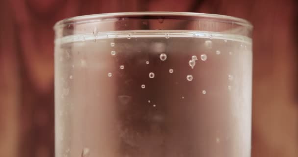 Vaso Agua Soda Burbujas Mareadas Subiendo Girando Cámara Lenta — Vídeo de stock