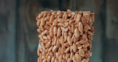 Ayçiçeği tohumu ve karamelli şeker yapılmış tatlılar kozinaki