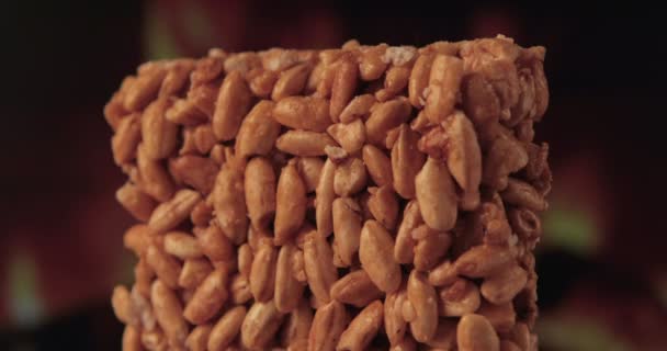 ヒマワリの種とキャラメル砂糖から作られたお菓子コジナキ — ストック動画