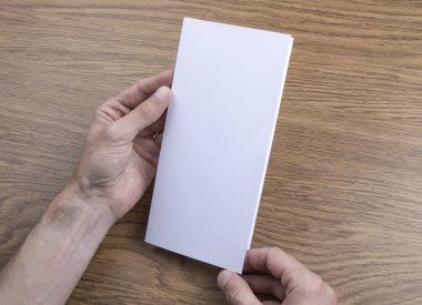 Mens beyaz kitapçık tutan eller