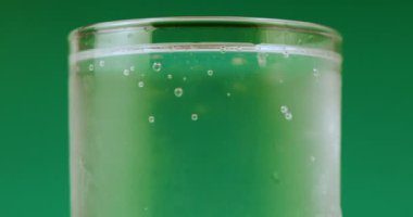 Bardak soda su. Gazlı kabarcıklar yükselen