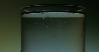 Bardak soda su. Gazlı kabarcıklar yükselen