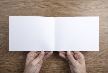 Mens beyaz kitapçık tutan eller