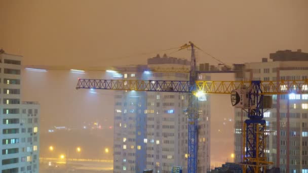 Guindaste Torre Canteiro Obras Contra Céu Azul — Vídeo de Stock