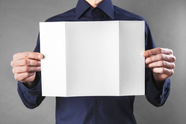 Adam beyaz holding kitapçık