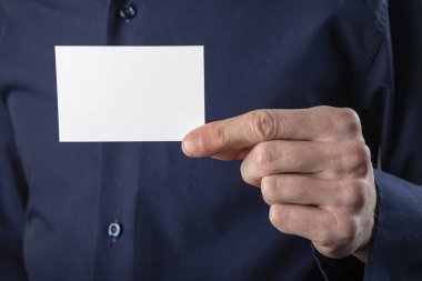 Beyaz iş kartı tutan bir adam