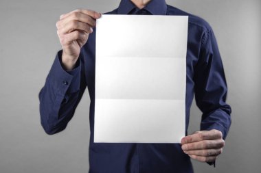 Adam beyaz holding kitapçık