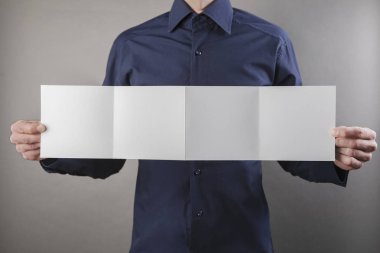 Adam beyaz holding kitapçık