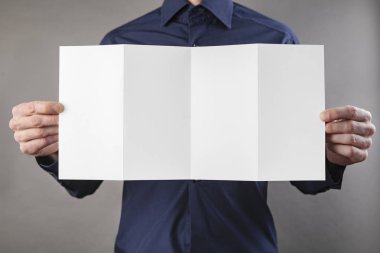 Adam beyaz holding kitapçık