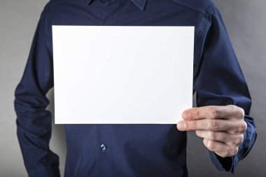 Adam beyaz holding kitapçık