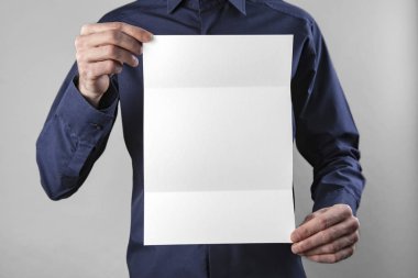 Adam beyaz holding kitapçık