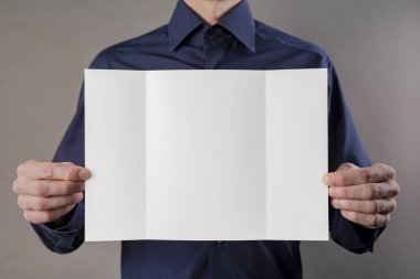 Adam beyaz holding kitapçık